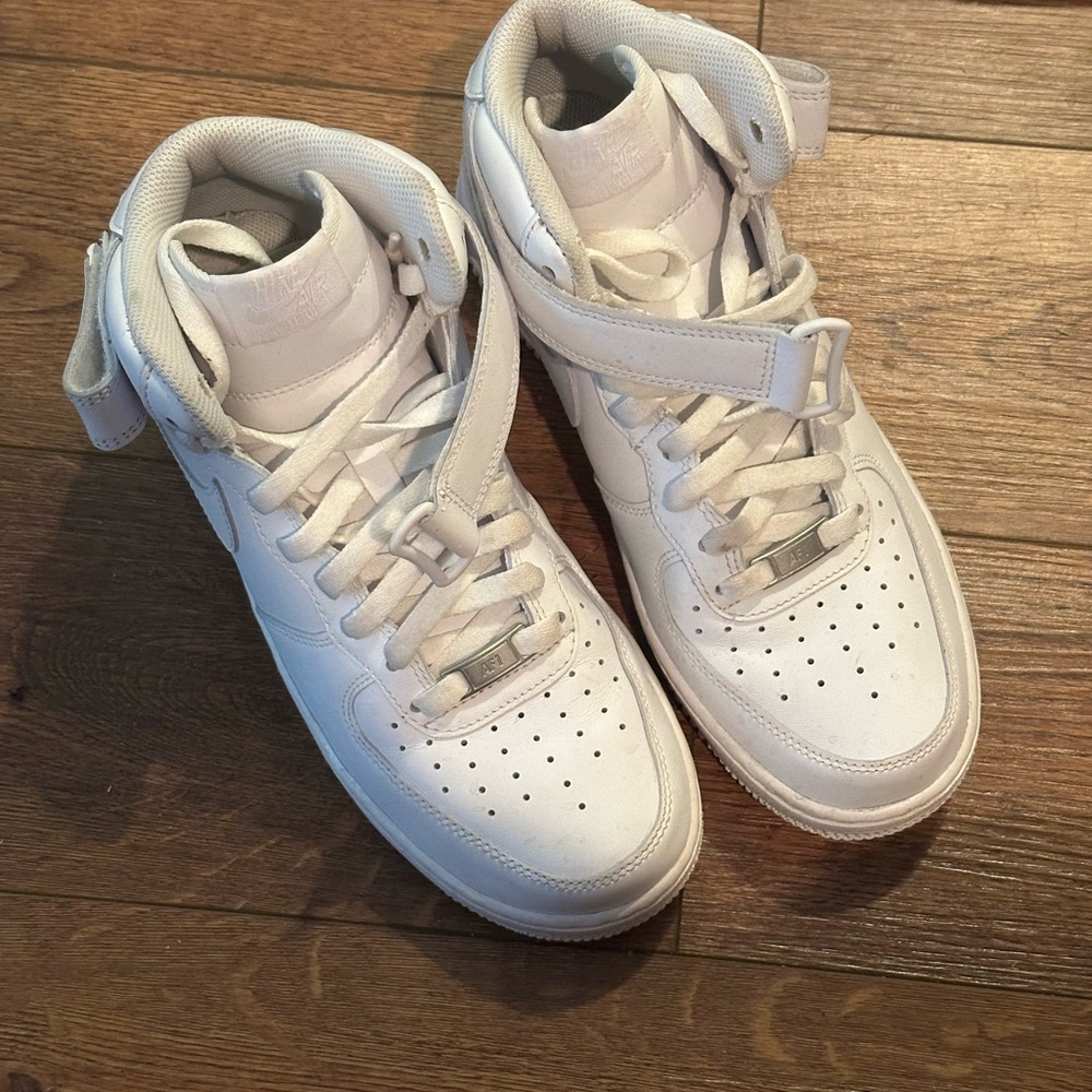 White Nike High-Top Air Force 1